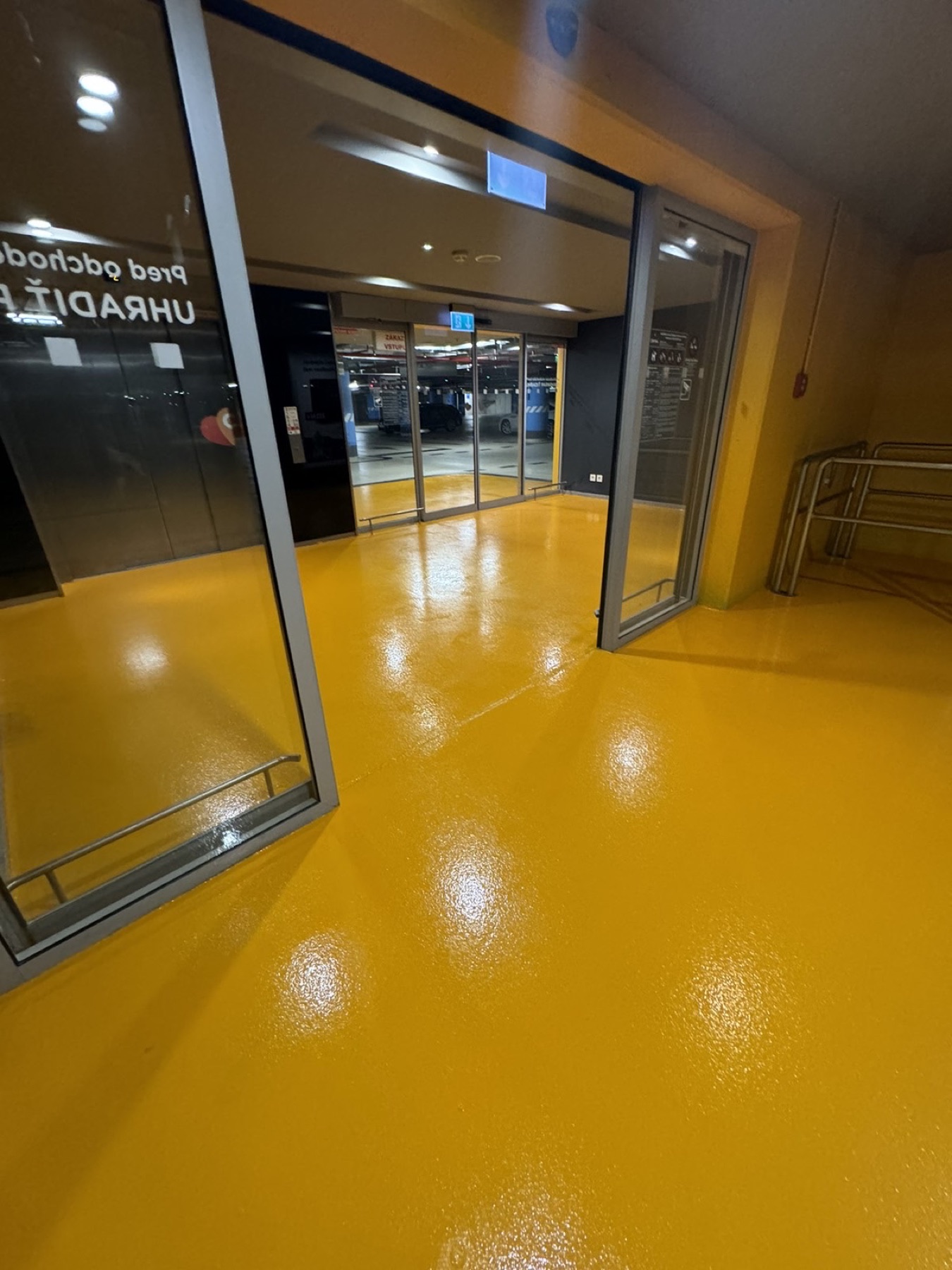 Nákupní centrum — vstup