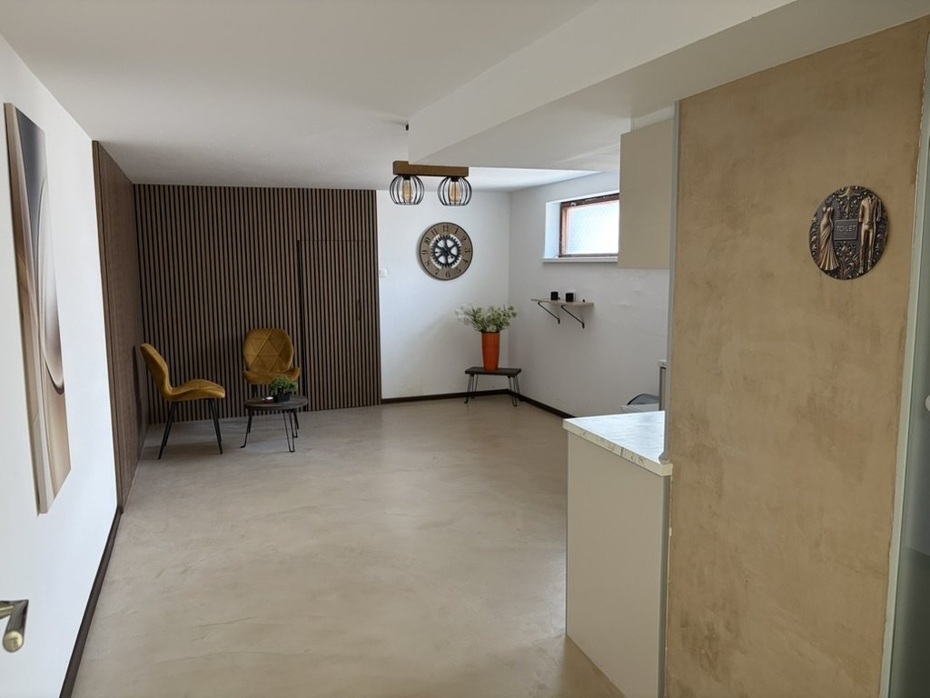 Kuchyňka — mikrocement na podlaze i stěně