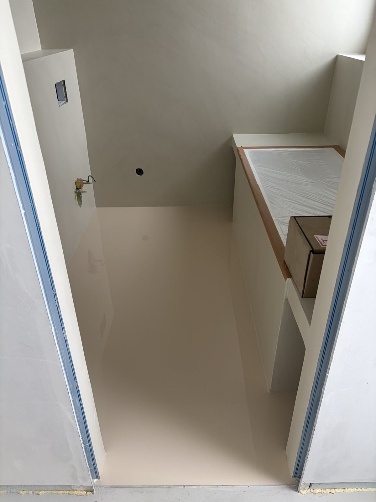 Koupelna — mikrocement na stěnách, polyuretanová litá podlaha