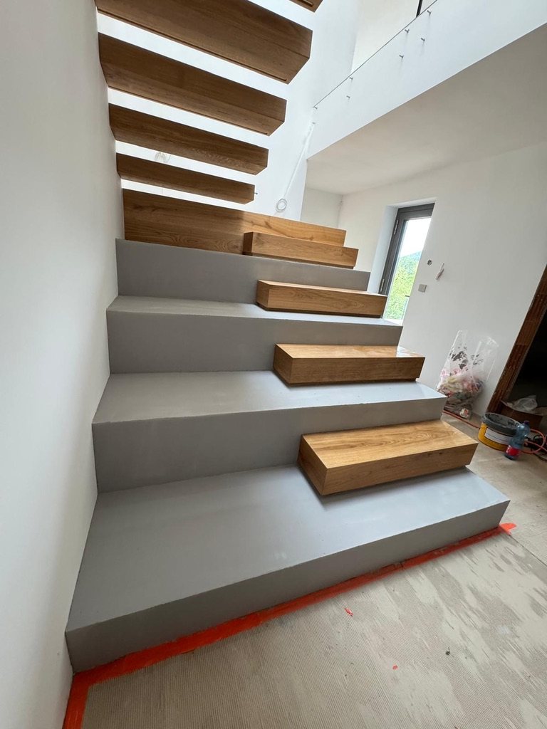 Schodiště — mikrocement v kombinaci s dubem