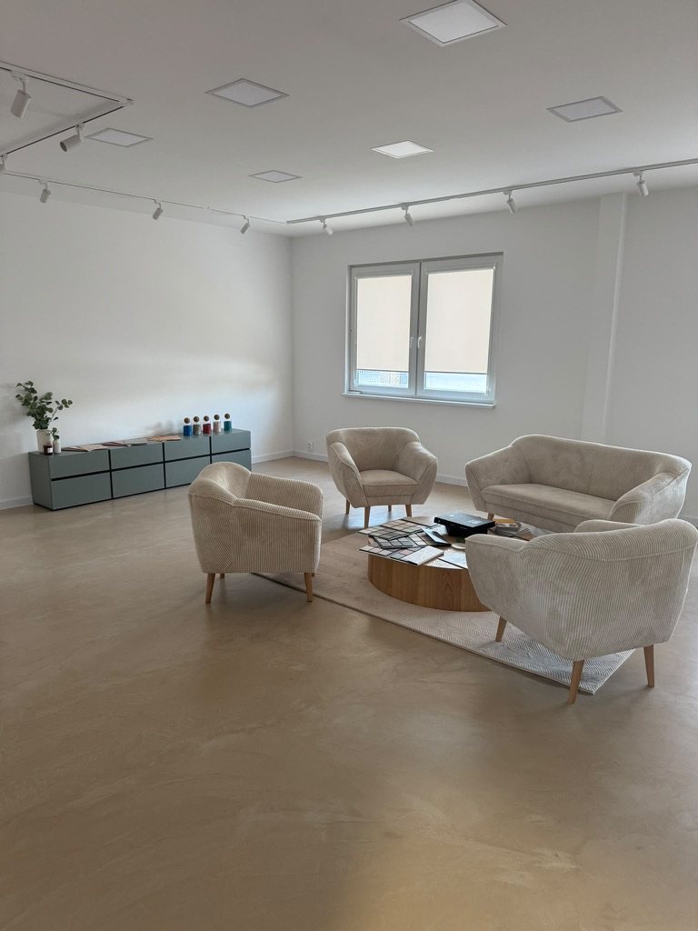 Showroom — mikrocementová podlaha