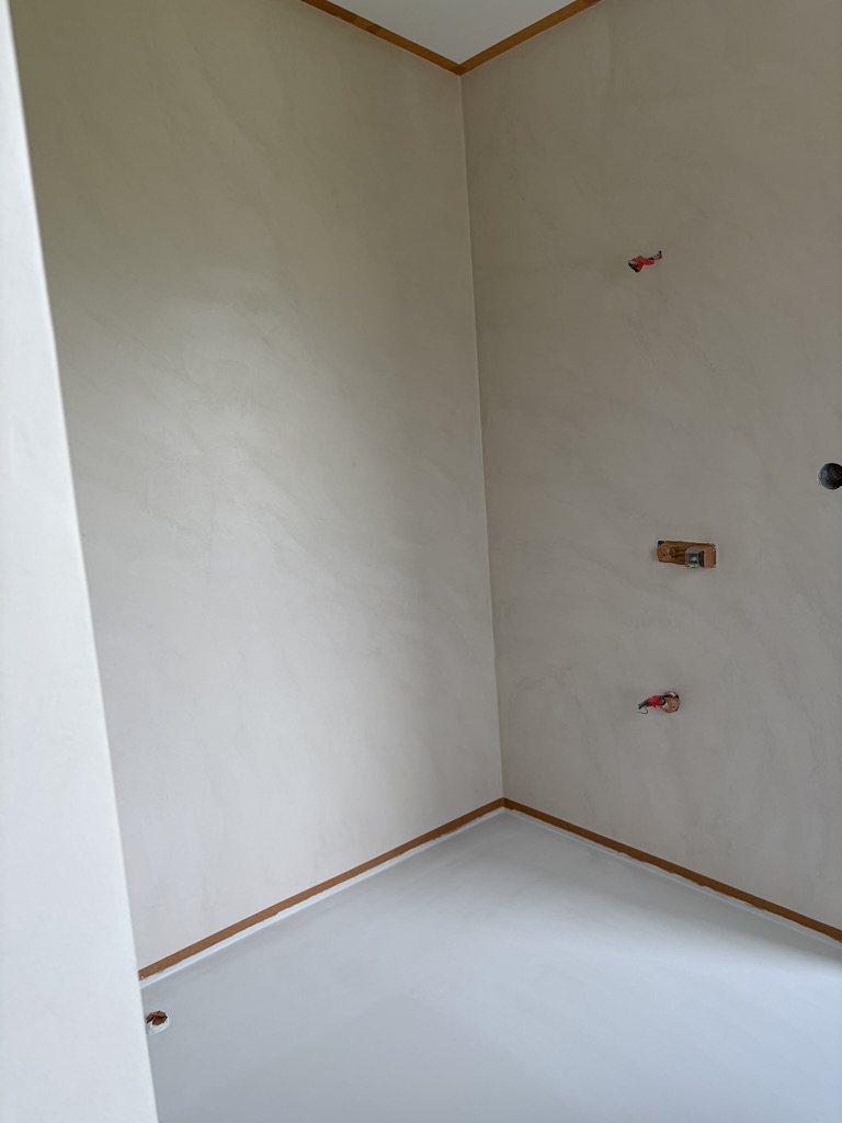 Sprcha — mikrocement na stěnách