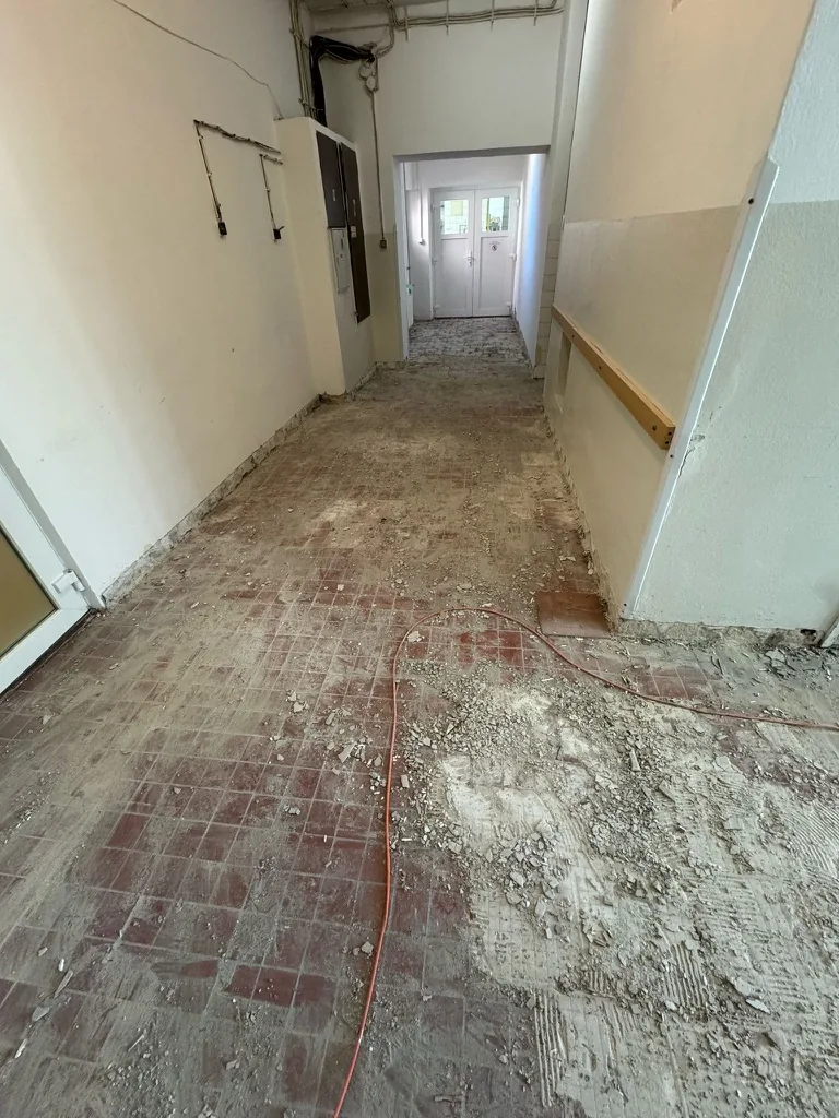 Stará dlažba odstraněna, podlaha připravena k rekonstrukci