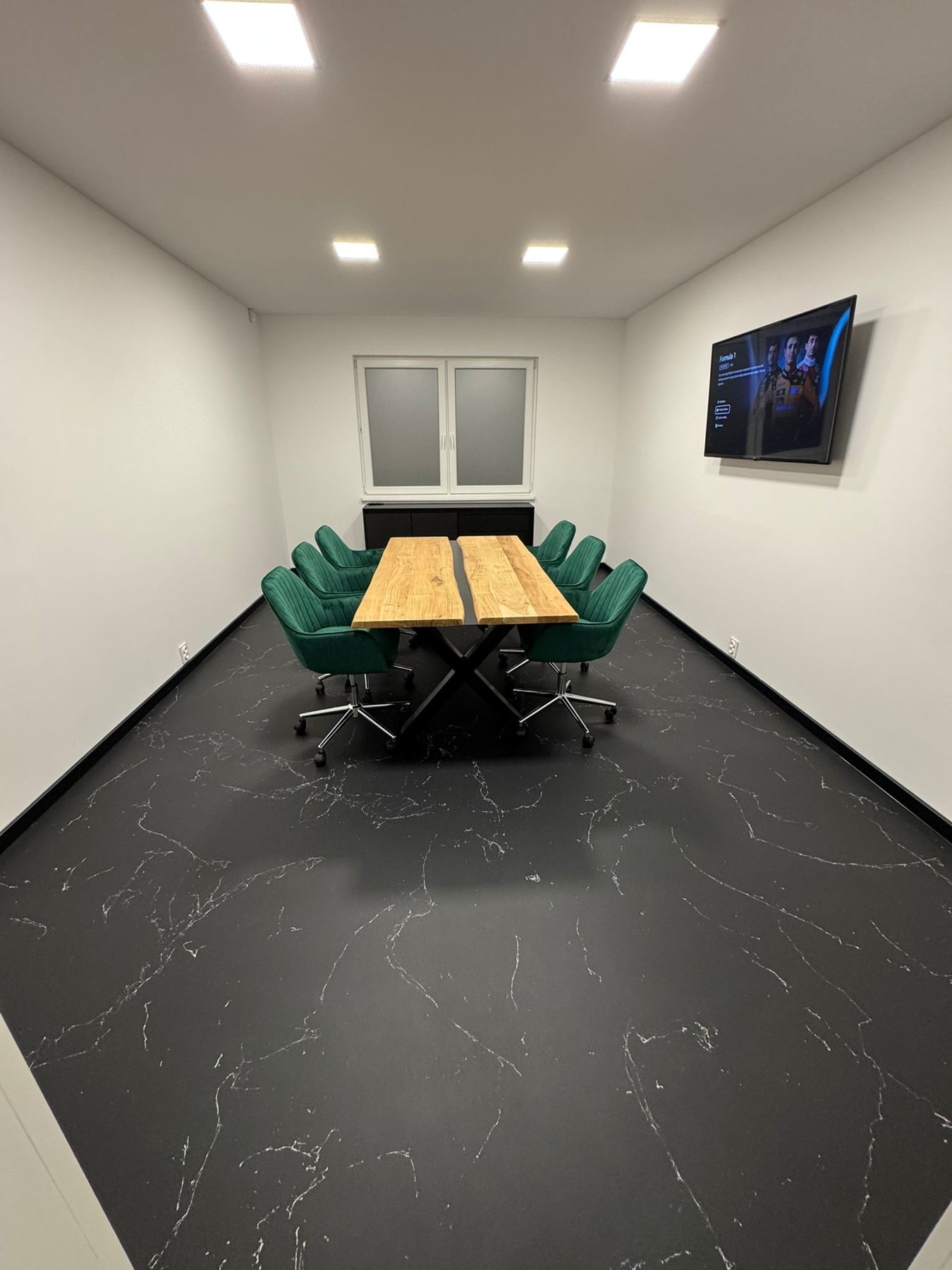 Zasedací místnost — designová podlaha s mramorovým efektem